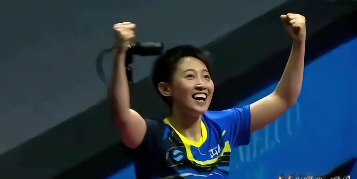 记住了这个爱笑的小女孩。她让邓亚萍大跌眼镜。山东范思琪在全运会女团决