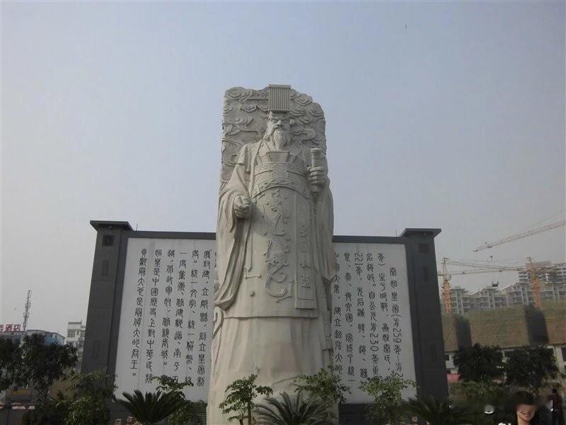 高校教师除少数能力特别强的人外，绝大多数都非常辛苦，而且收入很低，是真正的苦力。