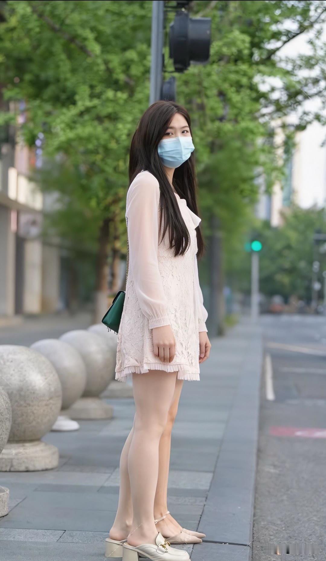 闺蜜漫步街头，时尚穿搭显气质