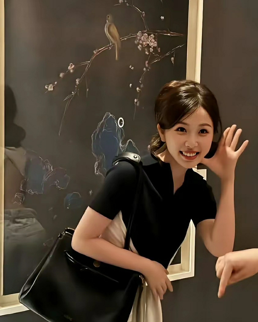 背后的镜子不是全给暴露了吗…​