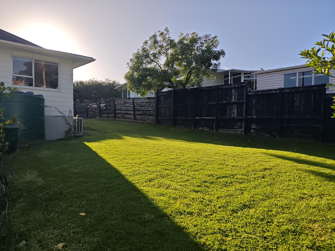 留住美好的记忆清晨起来，在院子里转了一圈，东方升起的太阳，照在昨天推好的草坪