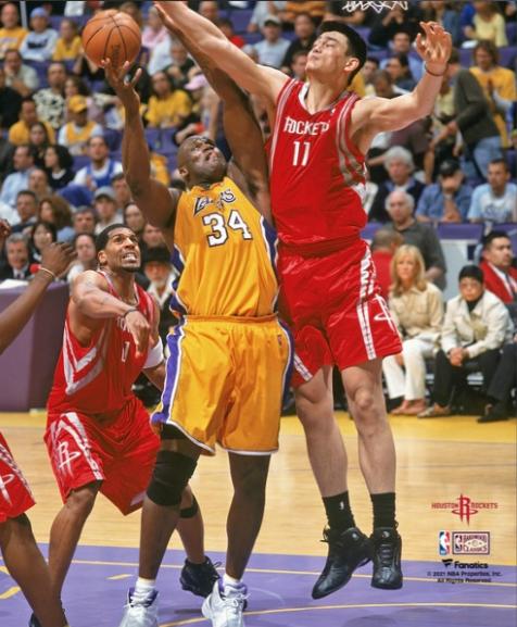 2002年，姚明初入NBA时，美媒直言不讳的质疑姚明道：“他身材瘦弱，移动缓慢，