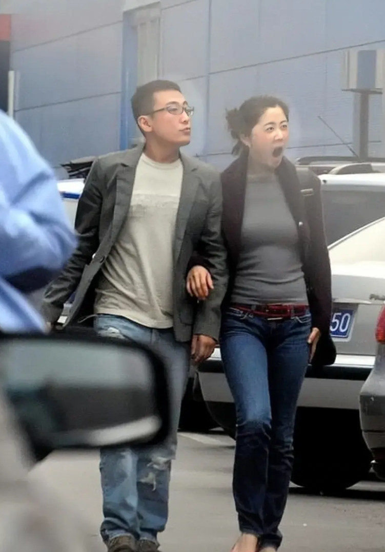 窦文涛旁边的女人是演员刘蓓？近期，窦文涛牵手女演员刘蓓照片被网友扒出，老梗再度翻