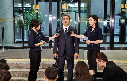 尹锡悦崩溃了当地时间29日凌晨1点左右，尹锡悦神情疲惫地走出独立检察组办公室，