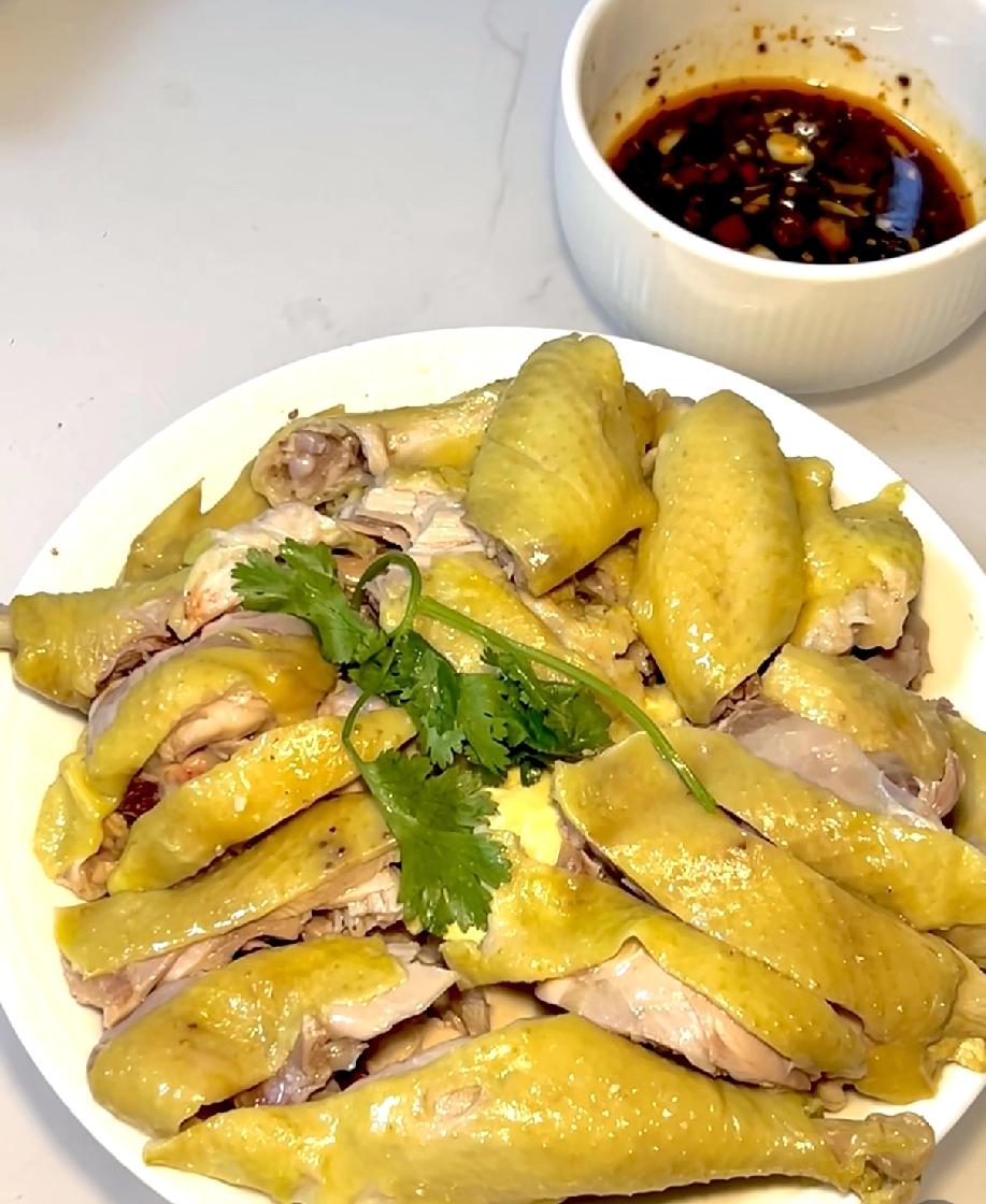 中秋节最适合摆上桌的10道菜：第一名：清蒸大闸蟹秋天吃蟹，确实应景。尤其今