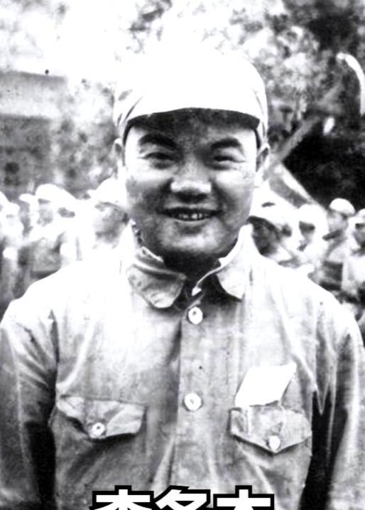 1942年，一位叛变投敌的新四军高级将领，乔装改扮潜回老部队。他自认为伪装得滴水