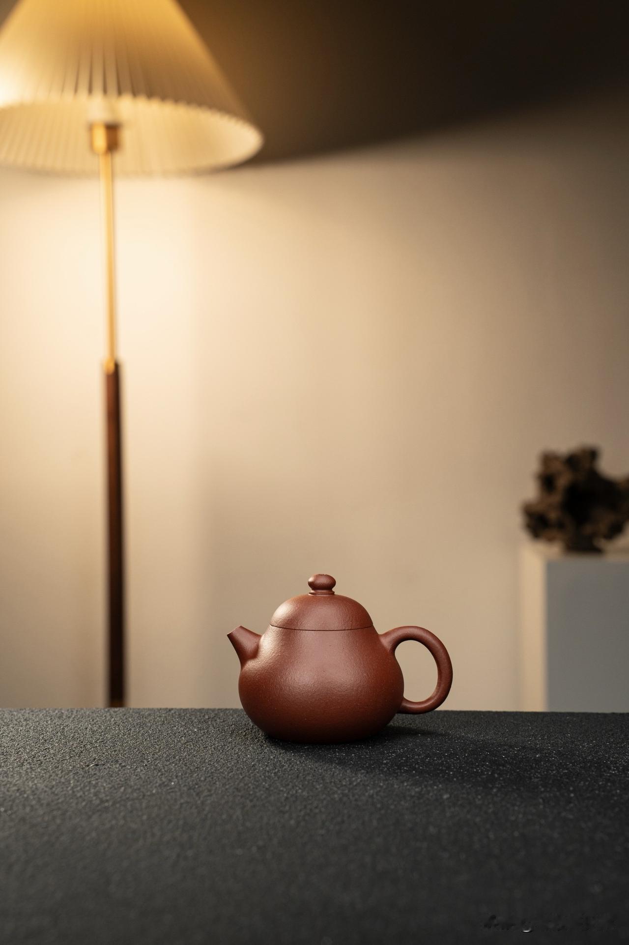 其实紫砂壶它反而是泡绿茶最佳的器皿，原因就在于紫砂壶它的透气性非常的好，绿茶它也