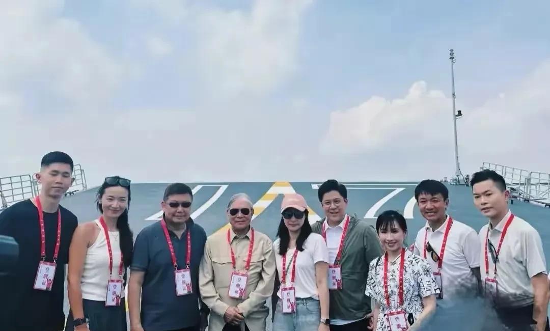 郭晶晶的婆家人真的太懂事儿了，公公霍震霆把C位让给了儿媳妇这一家人真的把奥运冠