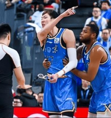 北京男篮球员周琦谈自己伤势恢复情况。他表示：恢复的还可以，但还需要一些时间，目前