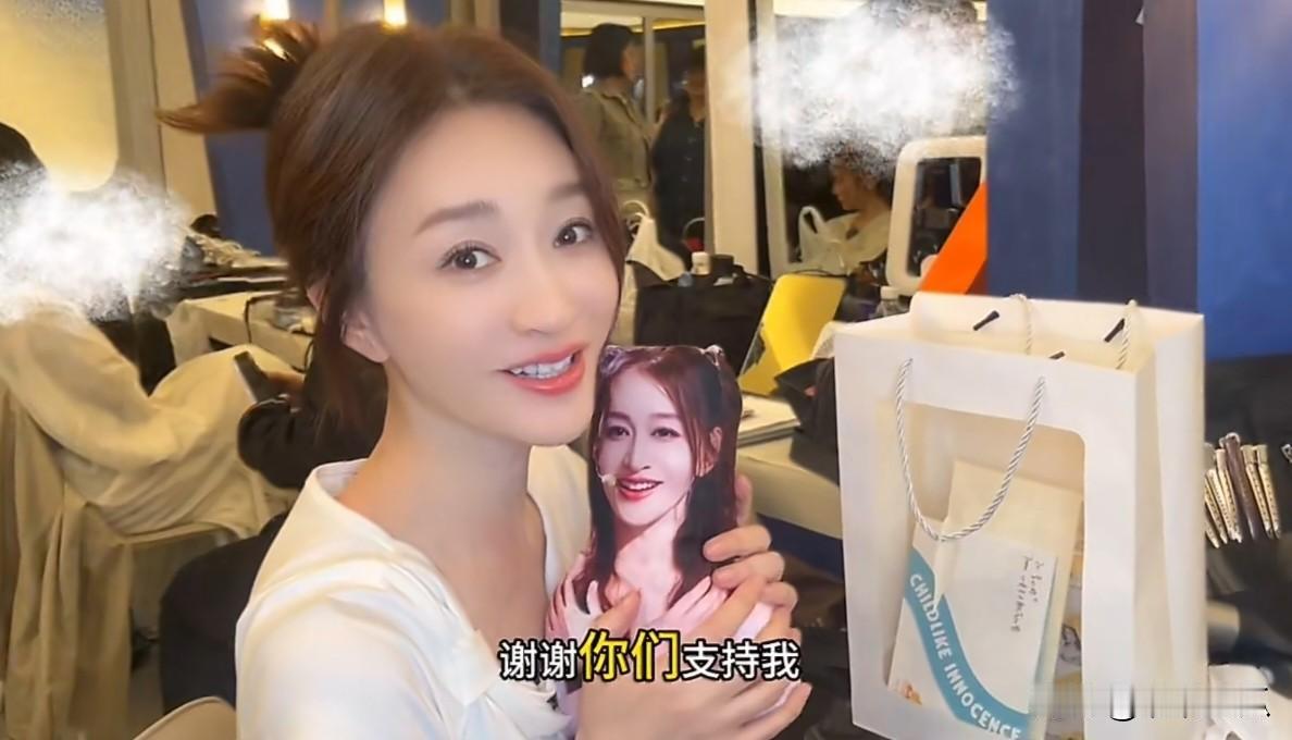 李小冉谢娜真闺蜜呀有粉丝在机场托她带给正在乘风破浪的偶像自己精心准备的礼物