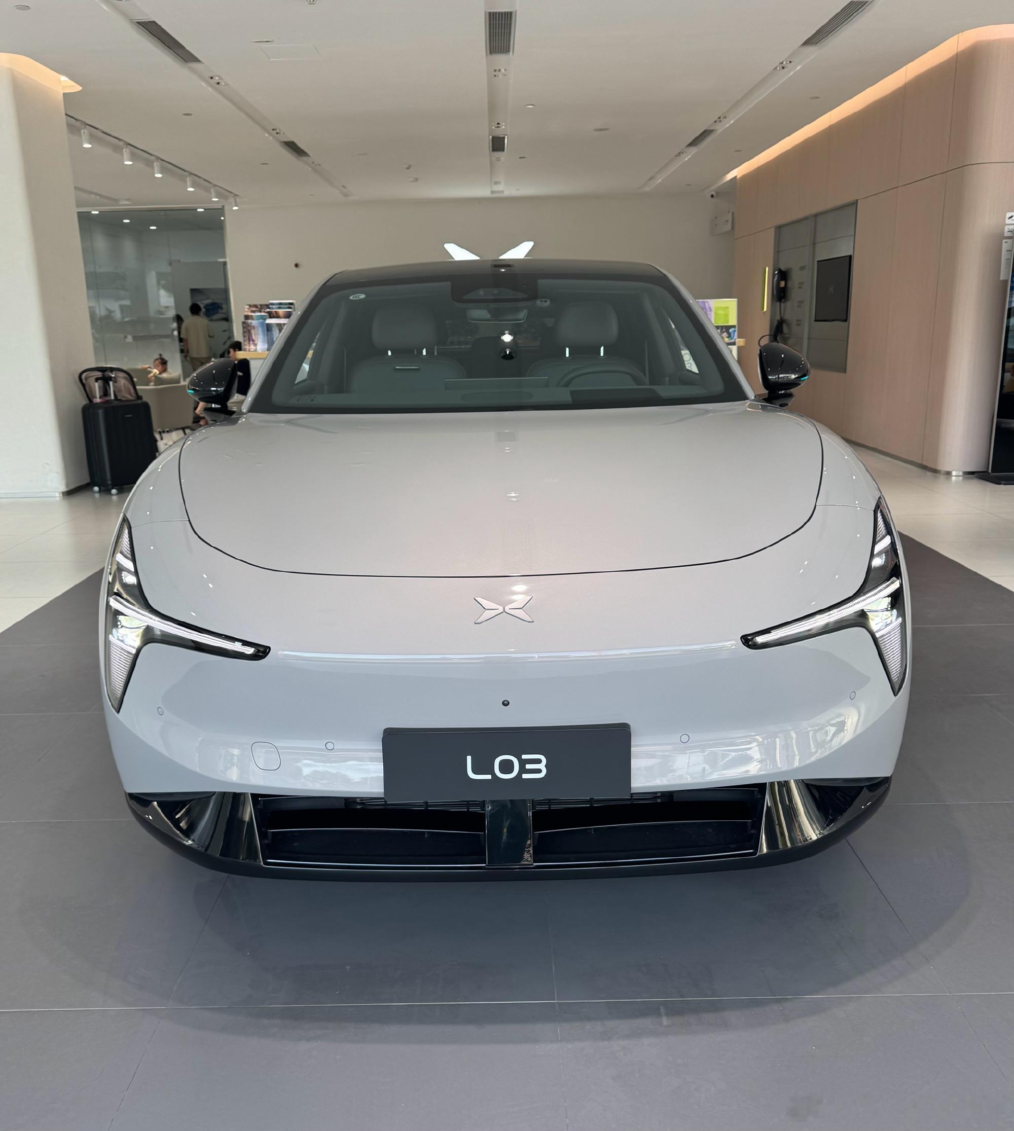 下班之后，路过小鹏的专营店看了看MONA L03，颜值确实很高，实车比...