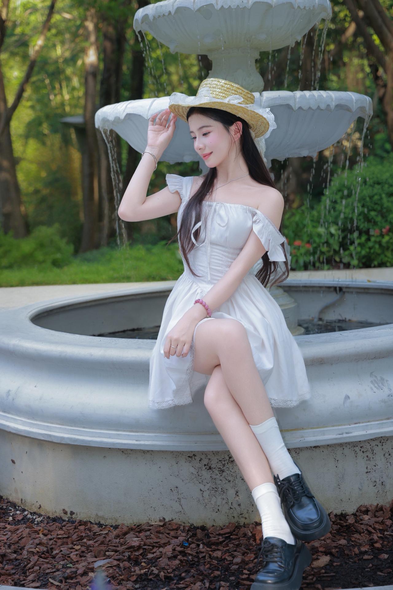 谁还不是个腿精穿美裙赴夏日之约一起野个好身材御姐拍照姿势胶片定格的一瞬间