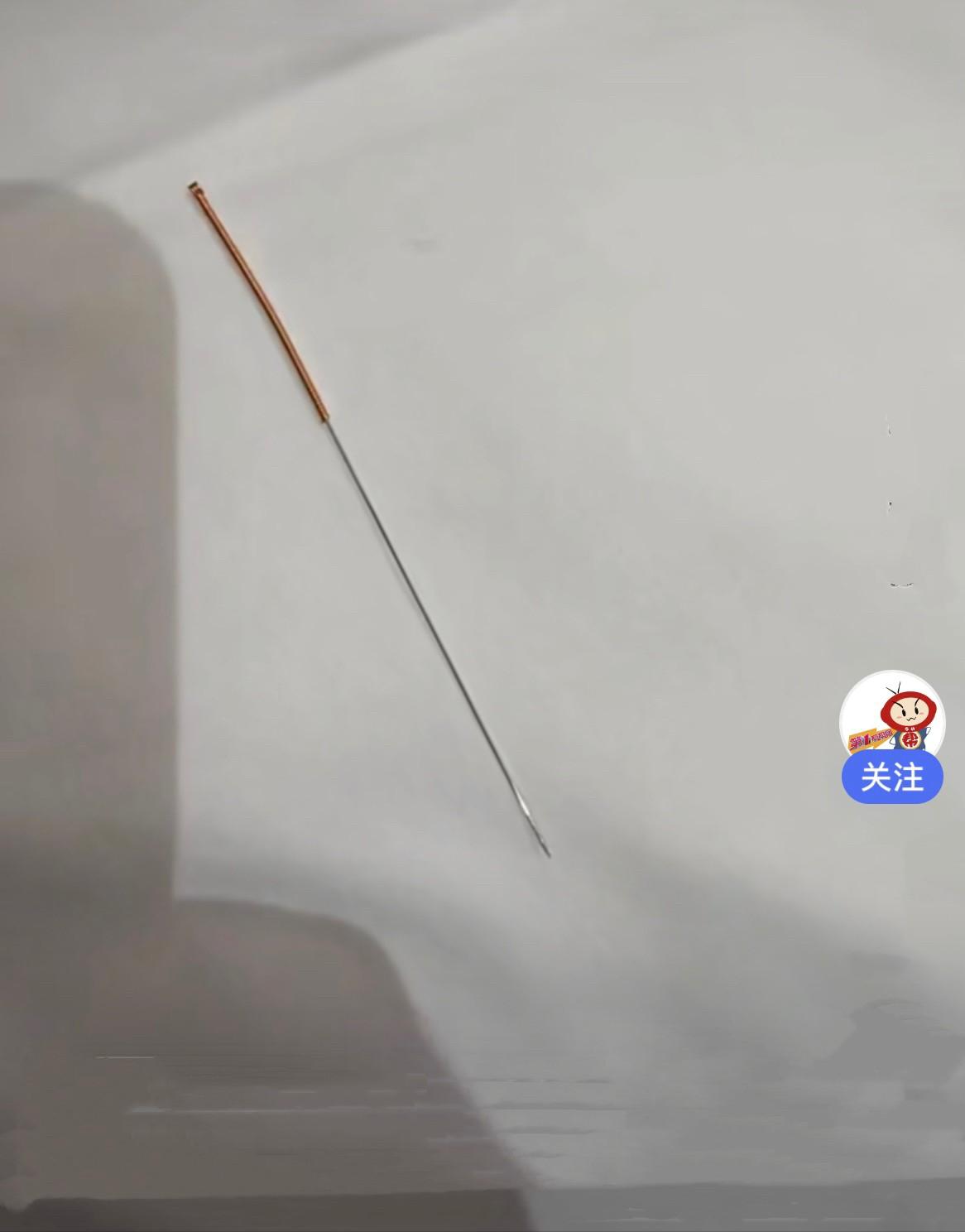一位家长带孩子入住陕西一家酒店，家长带着孩子在客房休息，小孩子在床上玩耍蹦跳。突
