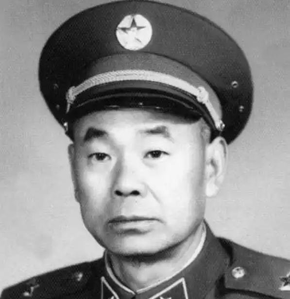 1971年，我国首枚实战氢弹空投时卡在飞机上，周总理果断下令，命令他们弃机跳伞，