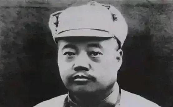 第二十九军军长宋哲元是个清心寡欲的人，平时很少与女性接触，总是给人留下洁身自好、
