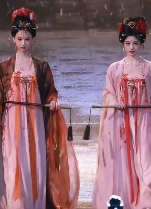 有人说，天然脸陈都灵不如人工脸鞠婧祎漂亮，但个人觉得倒像是妆容的锅。