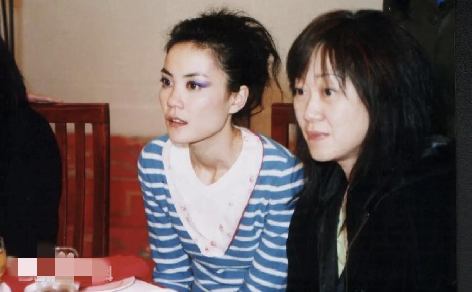 年轻时的陈家瑛和王菲有点像。高冷的王菲和陈家瑛的关系很亲密。陈家瑛不只是王菲