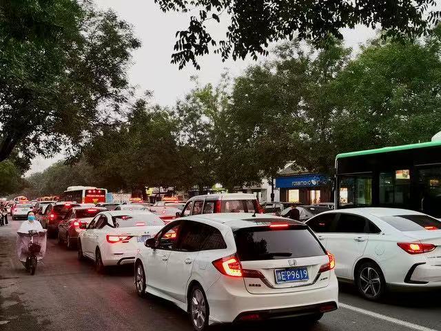 汽车服务省钱小窍门1. 基础保养选对渠道：常规换机油、滤芯等，可自行购买正