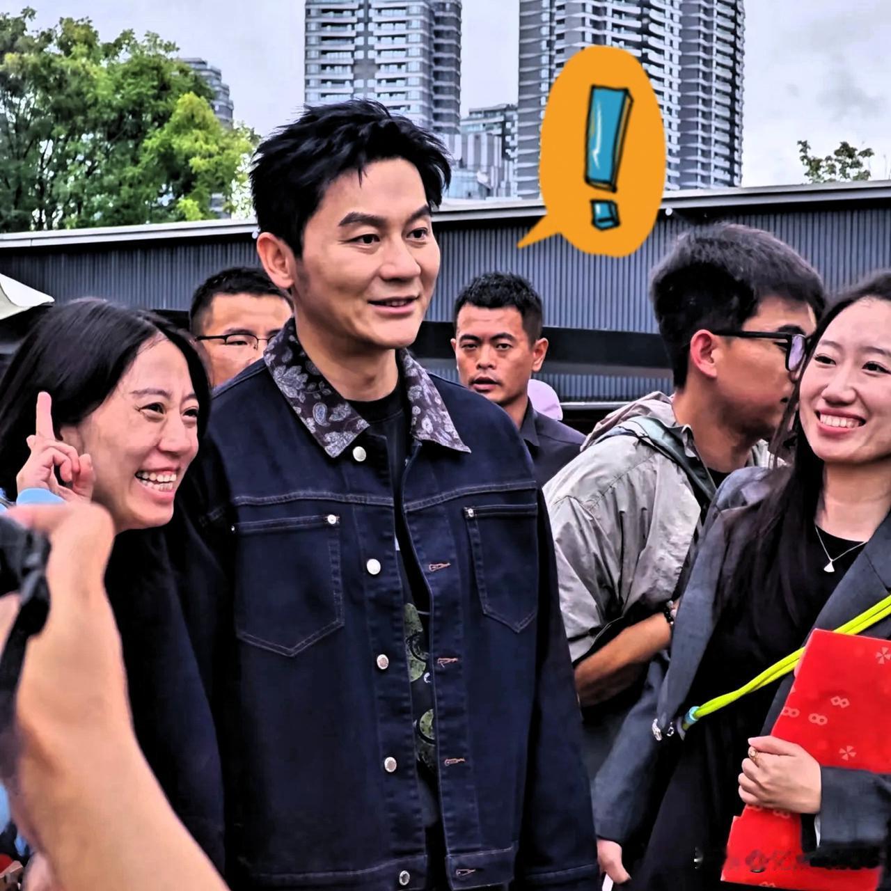 李晨现在看着不对劲，一个老综艺人私下跟我说，他不是不想结婚，也不是没人要