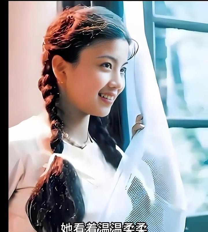 年轻时的张也也太惊艳了，干净有灵气，眼睛又大又亮，美貌跟宋祖英一样能打。她看着温