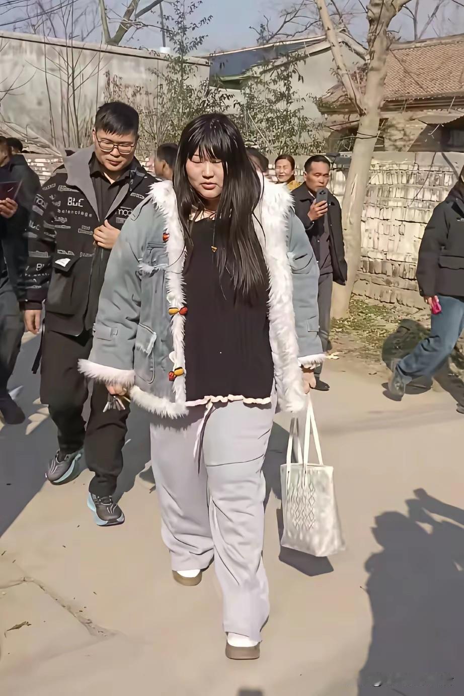 大衣哥真是耽误了女儿，曾经女儿过着普通人生活，漂亮自信，可惜后来大衣哥成名朱雪梅