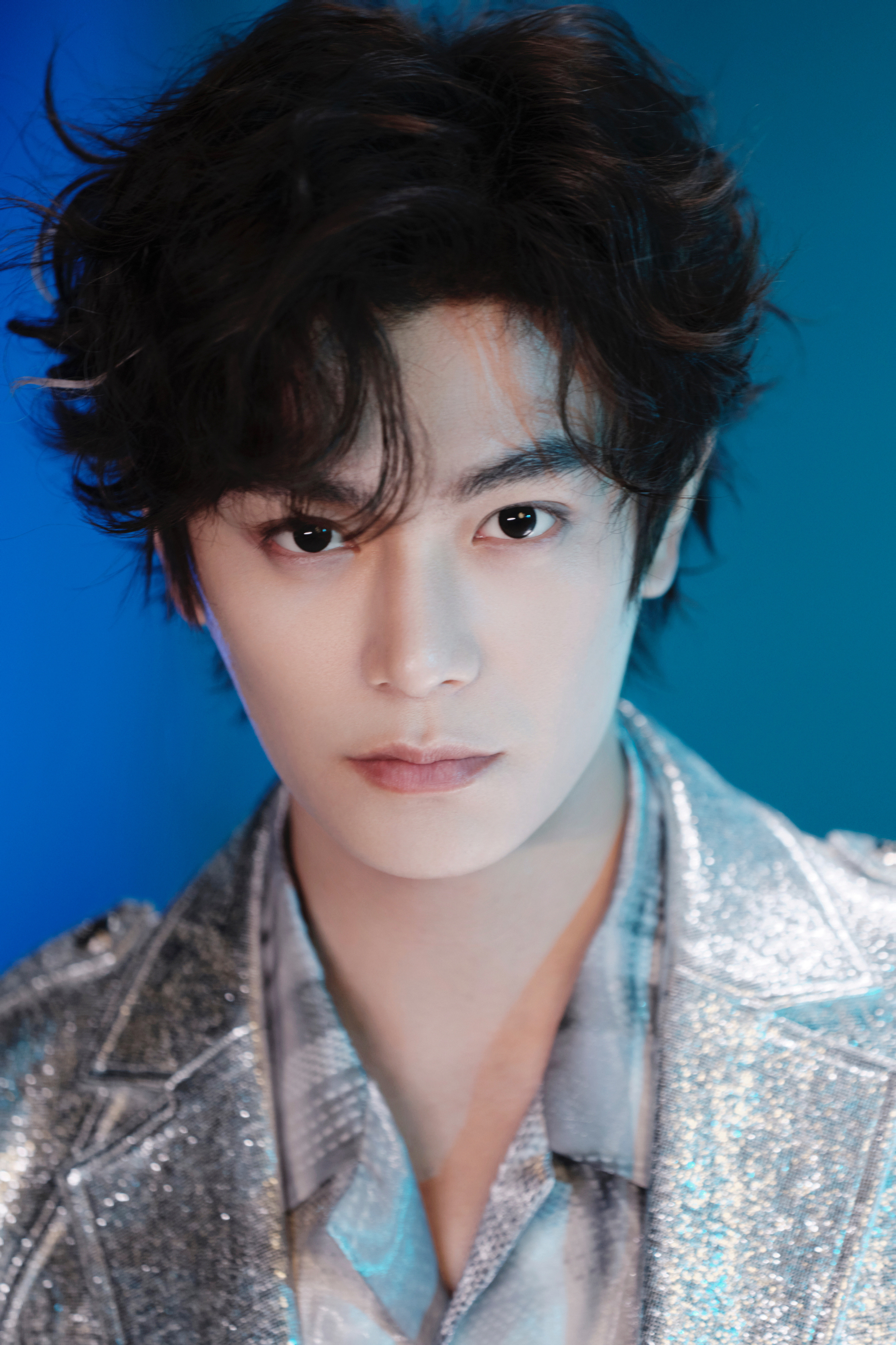 丁禹兮×fino品牌直播造型大片，卷发挑染随性又自在，共赴一场银光璀璨的蔚蓝