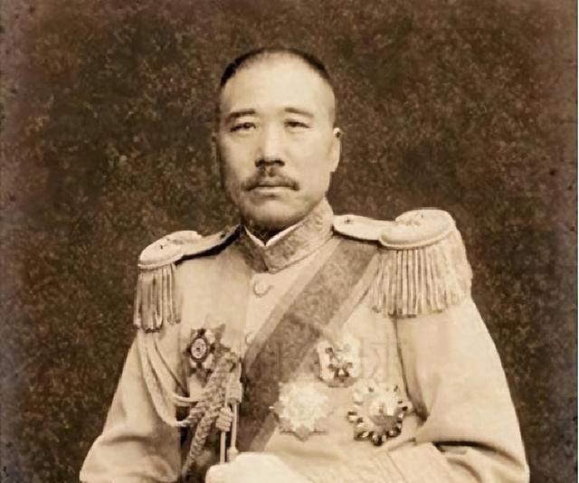 1920年，“狗肉将军”张宗昌娶14岁的朱宝霞为21姨太太。新婚夜，张宗昌喝的迷