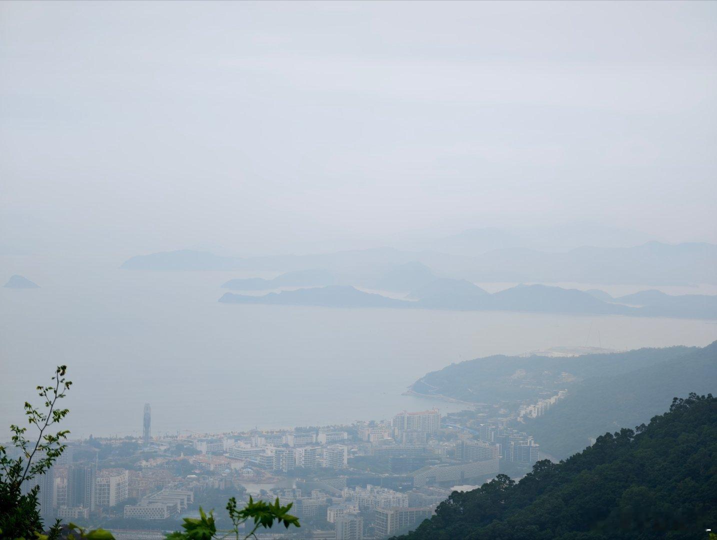 海边营地好舒服啊！！篝火，帐篷，小狗，咖啡都有了。还差点啥呢？？烤全羊？[捂脸哭]