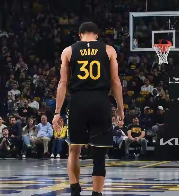 别再夸库里48分了。真正恐怖的事情，正在勇士队更衣室里发生。他三分19中12