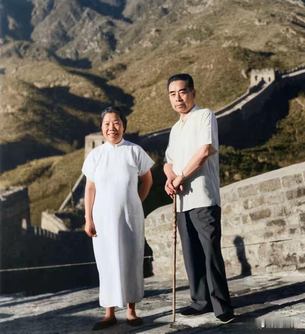 🍁1955年盛夏八达岭长城，周总理与邓颖超夫妇留下珍贵合影。邓颖超身着素雅