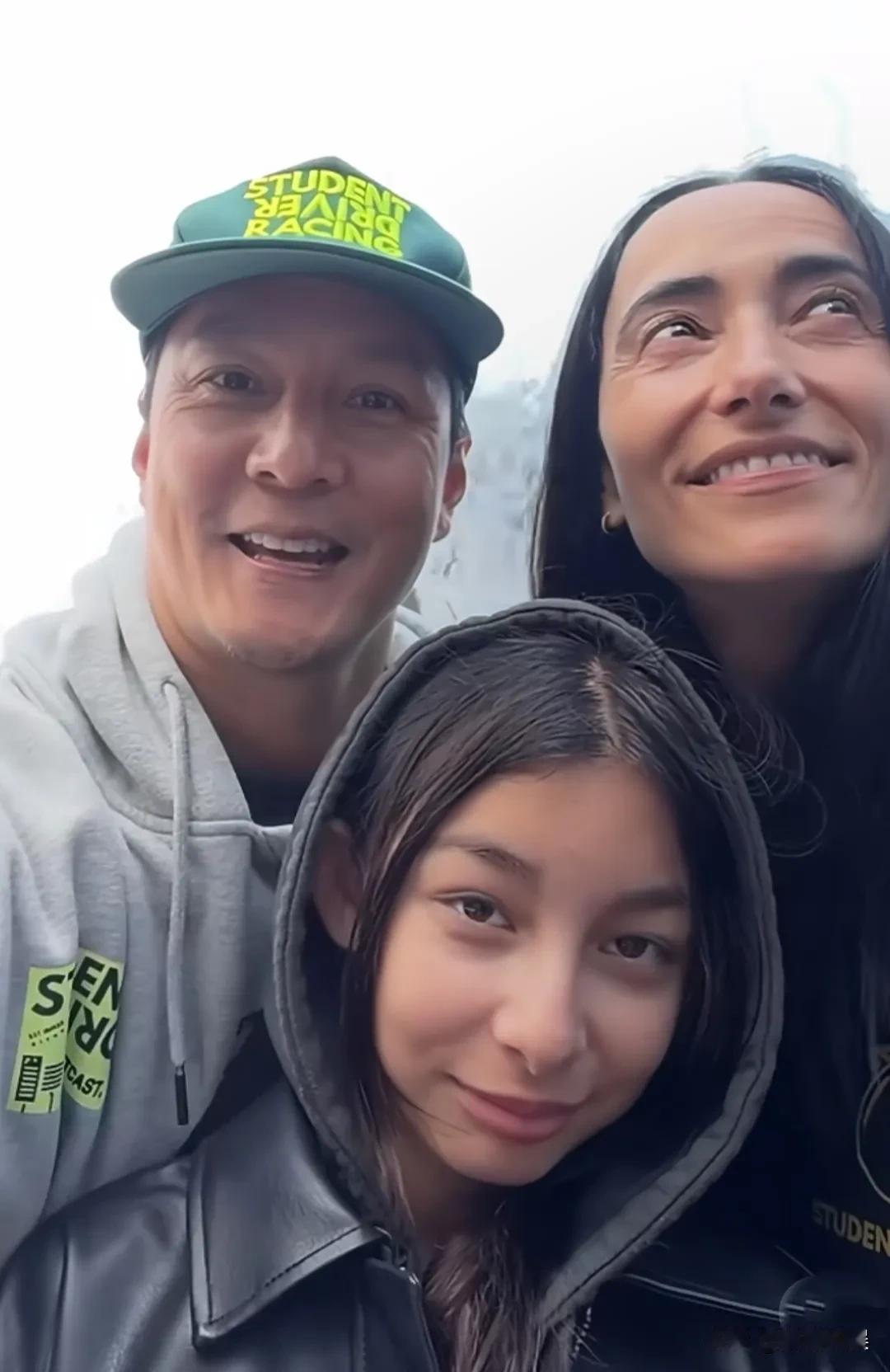 中秋节，吴彦祖晒一家三口的全家福，13岁的女儿罕见出镜，露出正面照。52岁的吴
