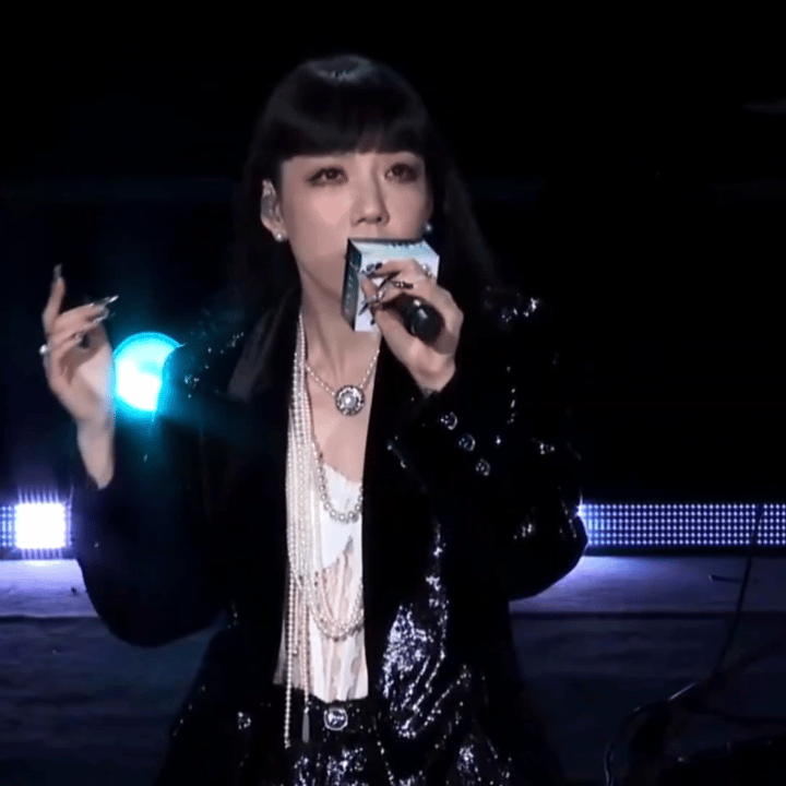 吴莫愁一开口电影感就有了平遥电影节舞台上，吴莫愁的演唱堪称绝杀！声线里藏着故事
