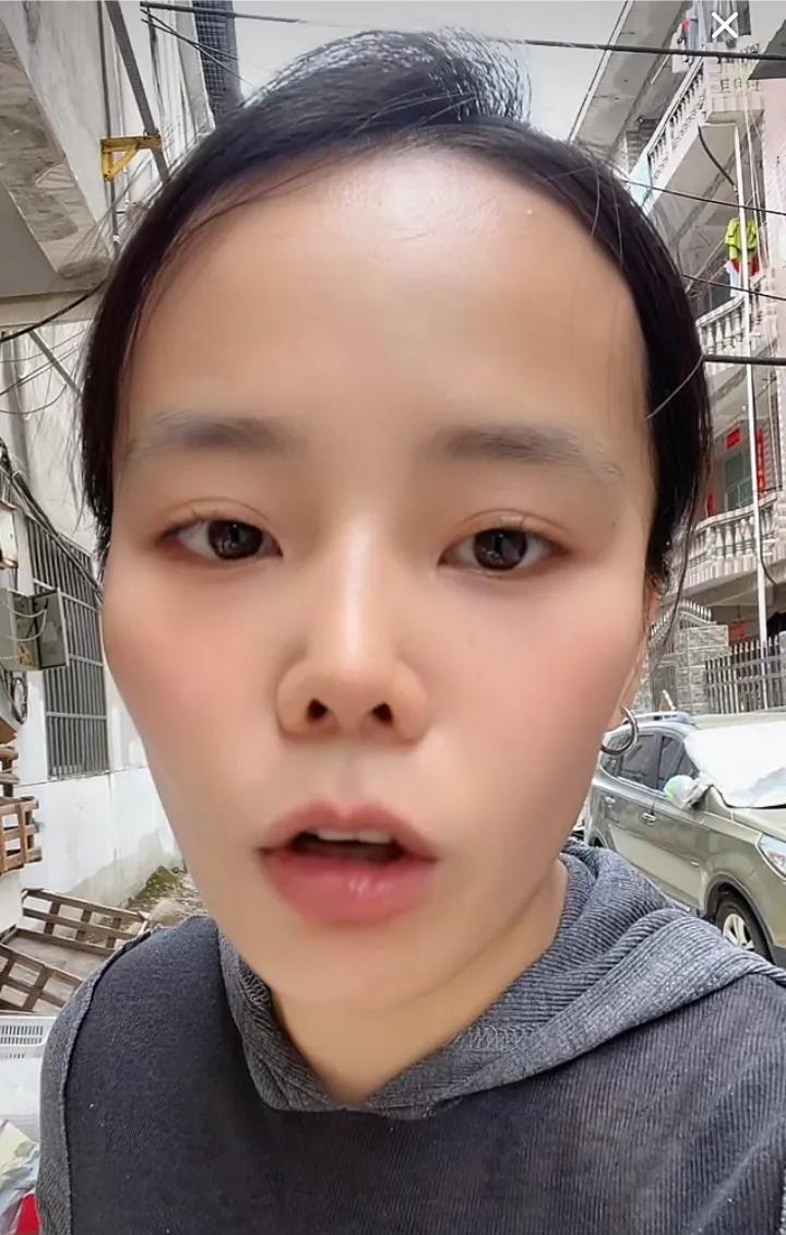 熊磊今天下午直播，解释了，今天早上的视频：那是景德镇的日落，是在屋里头和我妹妹