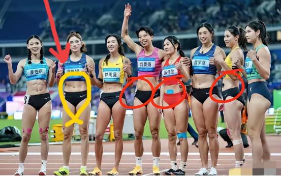 看了这张合照，我终于知道为啥大家要吐槽吴燕妮了！照片中的那枚肚钉太显眼！