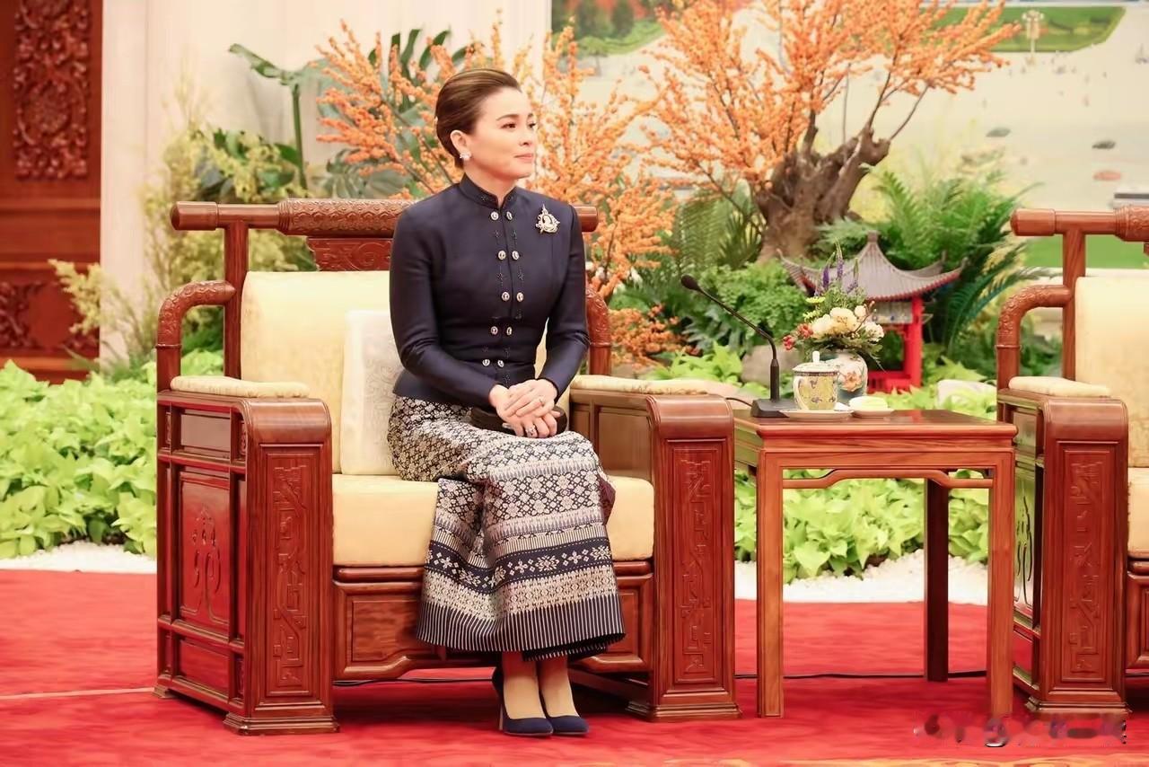 定格美学！泰王后苏提达，把自律刻进骨子里的王室气质天花板，100分钟座谈会，她