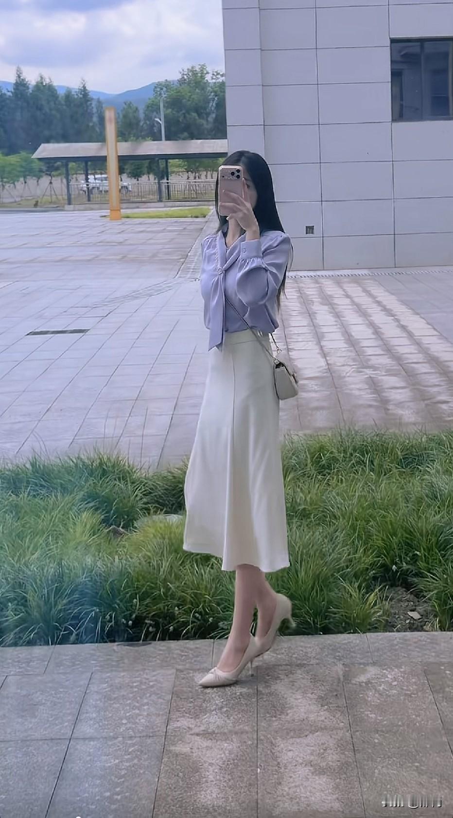 这穿着，气质，最少也得是个白领