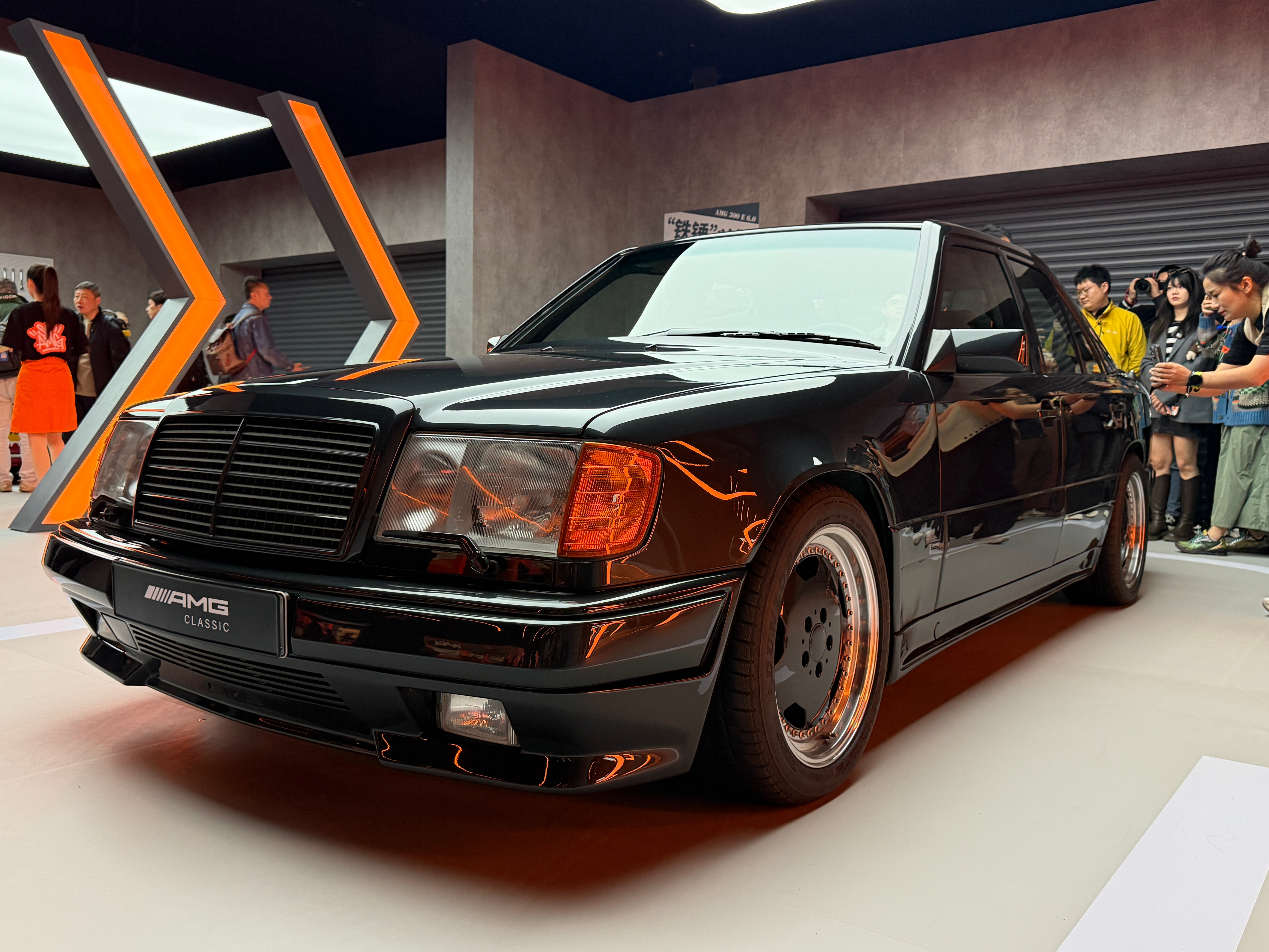 一台没有奔驰标的顶级AMG，1989年款的AMG300E，也就是6.0LH