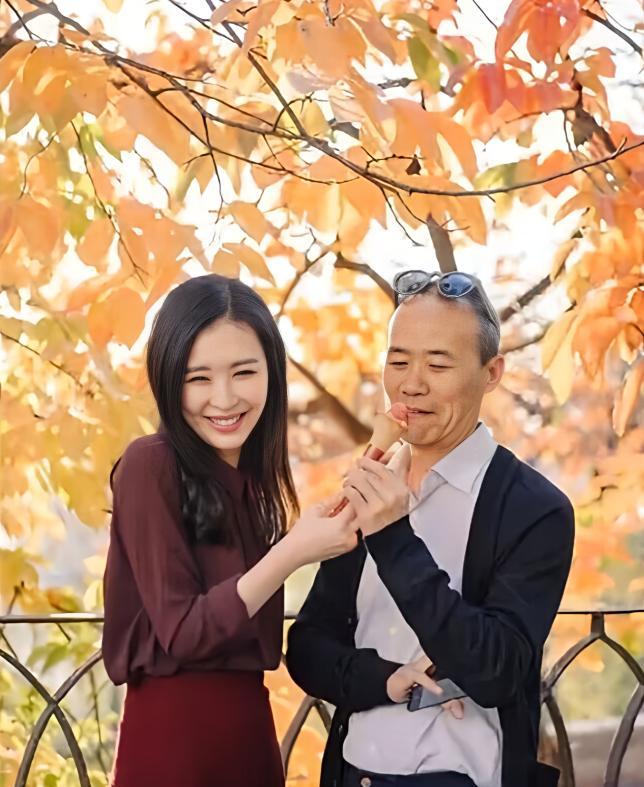 别盯着她回没回微博了。看看她公司的股权结构，比任何回应都真实。2021年，他