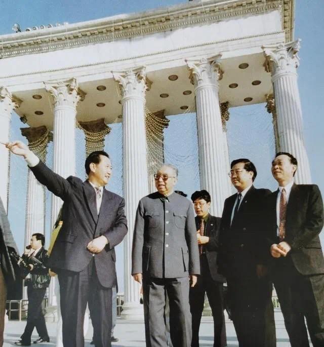 1995年12月，华国锋同志在深圳特区参观期间，来到世界之窗主题公园的老照片#新