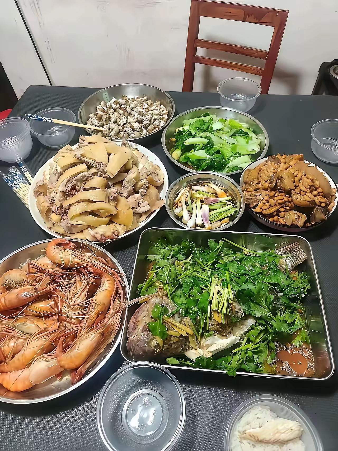 每个月要赚多少钱？才能天天吃这么好的菜。