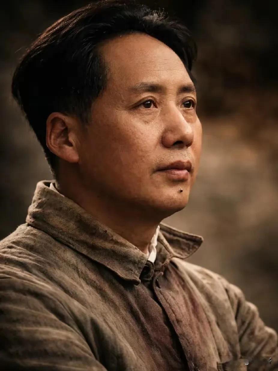 纵观百年风云，毛主席最伟大的历史功绩，就是彻底扭转了近代中国衰败沉沦的国运，为中