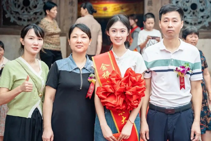 父母得上辈子拯救银河系，才能生这智慧与颜值齐飞的女儿吧？有这样的女儿父母不知能有