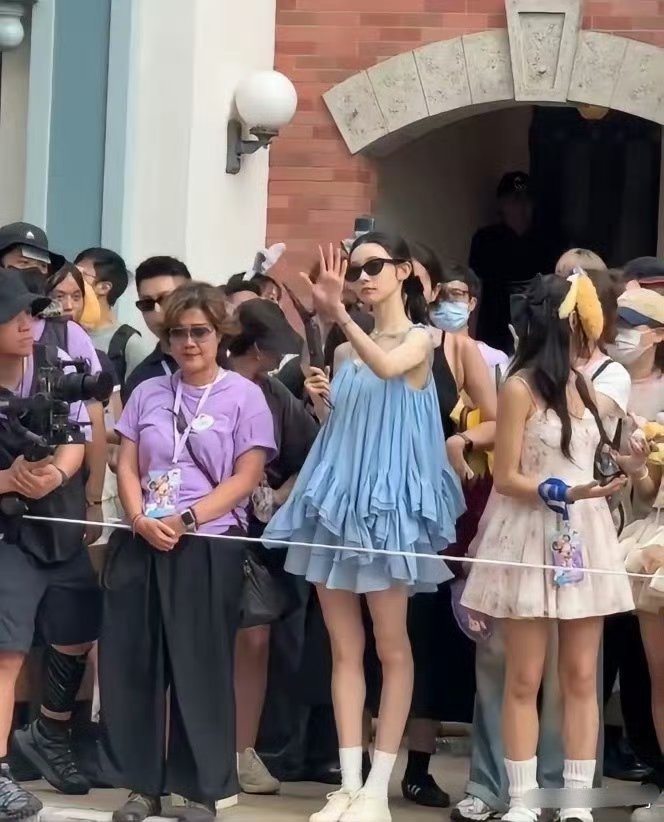 难怪张艺凡要把身高报低，在现实中看着180+​​​​