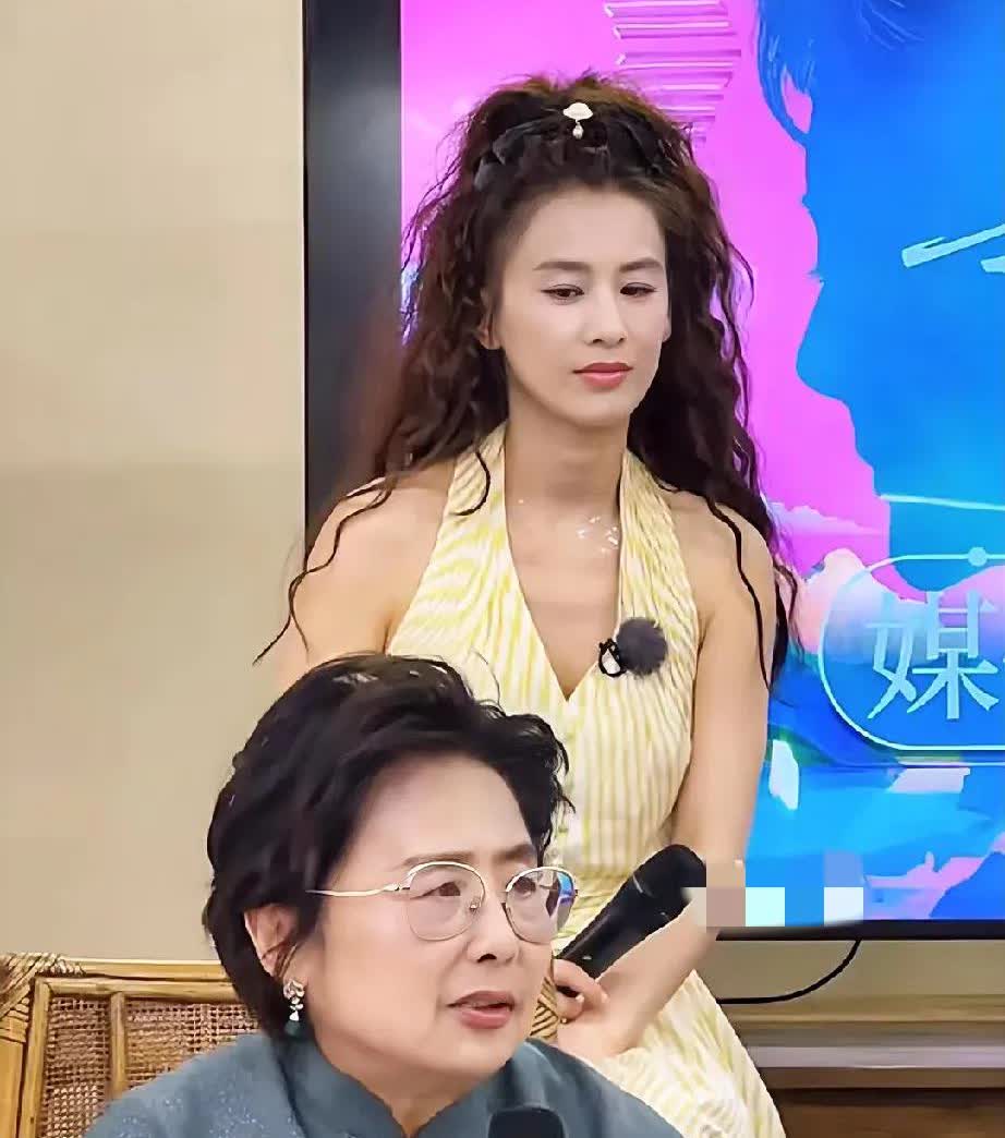 黄圣依妈妈最新采访直接掀了杨子家的老底，那个抢着喂安迪吃饭的