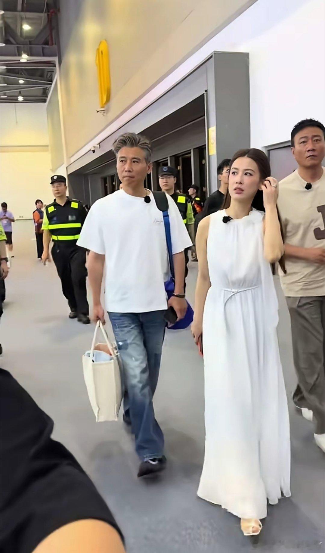 李乃文，胡军，中国娱乐圈的老面孔了。中间白裙子的美女不是很熟，咖位应该不低，她是