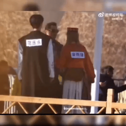 演员沙溢和女爱豆宋雨琦在节目里动作亲密引发热议看网友和媒体放出来的图片，沙溢是当