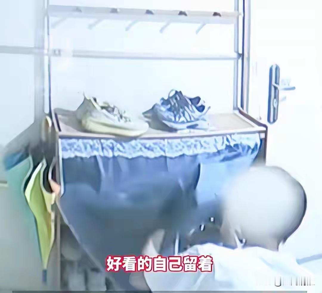 杭州钱塘区最近出了个挺奇葩的小偷，男子陈某某专盯着邻居家的旧运动鞋下手，而且专偷