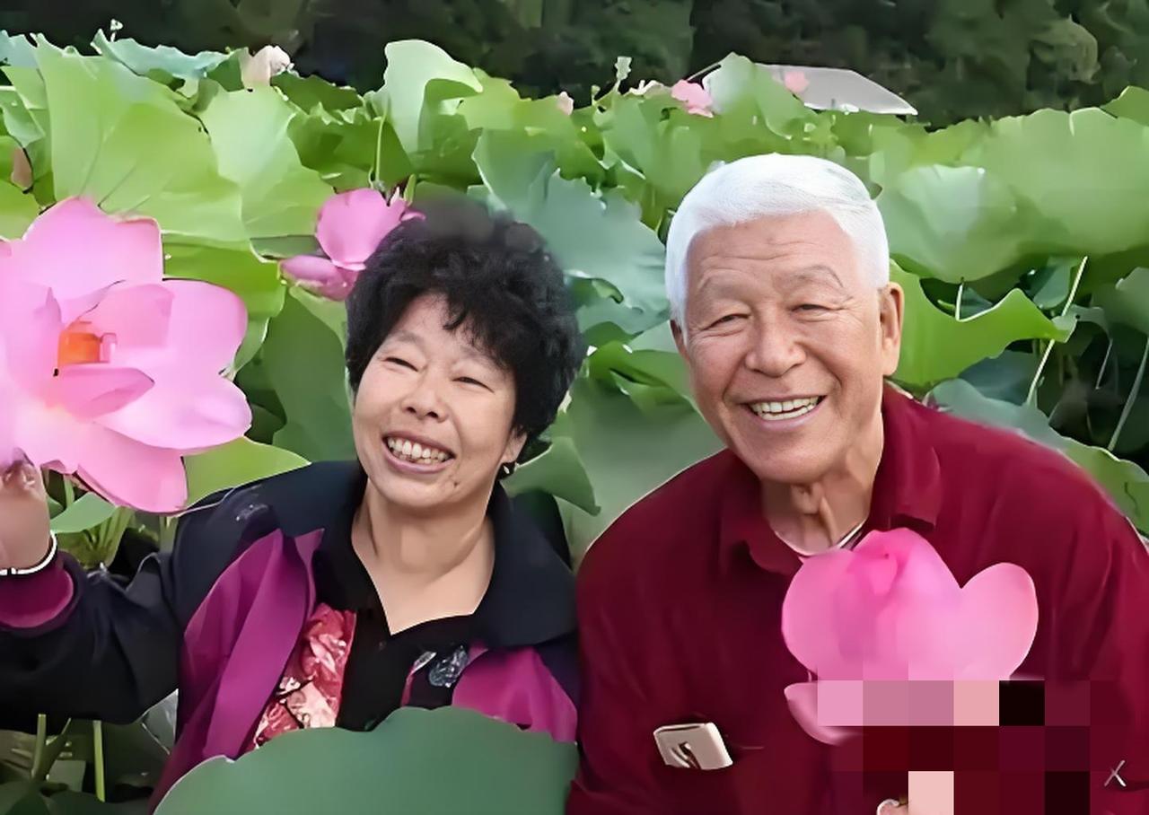 心疼！80岁老戏骨张洪杰晚年太凄凉：3个儿女全啃老，带瘫痪老伴拍戏，退休金被轮流