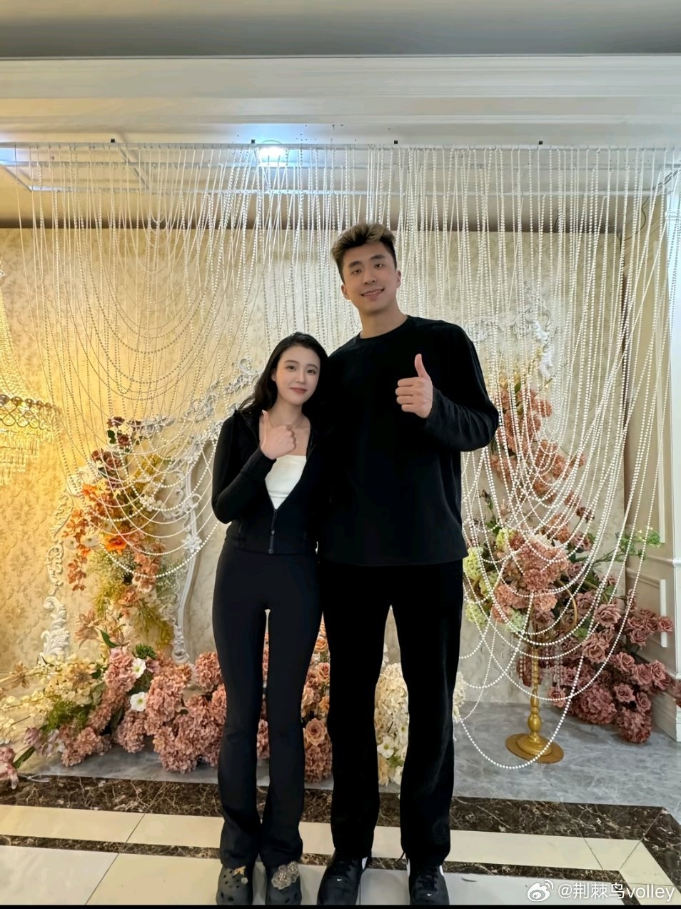 荆棘鸟volley美女“玉面小飞龙”跟小太阳实现了合影。张景胤中国男排