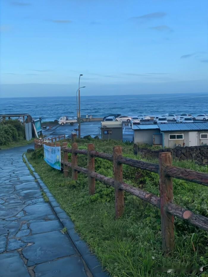 大清早接到一个噩耗。我表弟才40岁出头，前段时间经常打呵欠想睡觉，以为是压力大睡